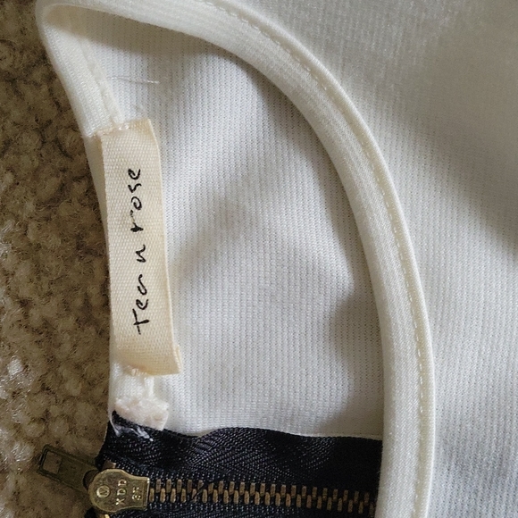 White mini dress with black lace and peplum detail - Picture 3 of 3